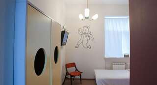 Хостел Друзья Граффити Санкт-Петербург Двухместный номер с 2 отдельными кроватями-1