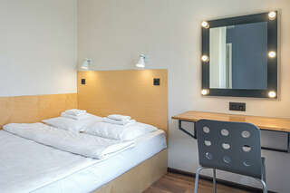 Хостел Друзья Граффити Санкт-Петербург Двухместный номер с 1 кроватью и собственной ванной комнатой-1