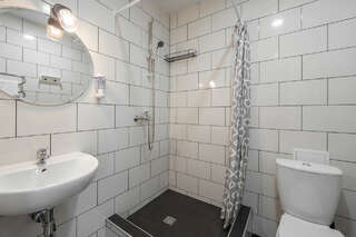 Хостел Друзья Граффити Санкт-Петербург Двухместный номер с 1 кроватью и собственной ванной комнатой-4