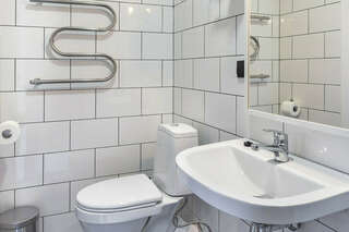 Хостел Друзья Граффити Санкт-Петербург Двухместный номер с 1 кроватью и собственной ванной комнатой-2