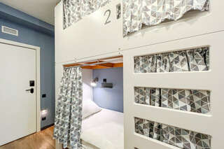 Хостел Друзья Граффити Санкт-Петербург Общий номер для женщин с 4 кроватями-1