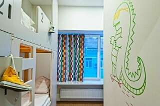 Хостел Друзья Граффити Санкт-Петербург Общий номер для женщин с 6 кроватями-2