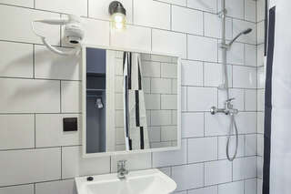 Хостел Друзья Граффити Санкт-Петербург Двухместный номер с 1 кроватью и собственной ванной комнатой-3